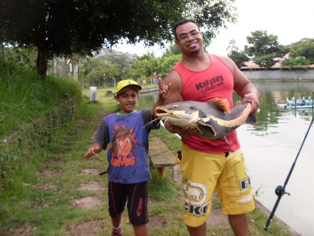 Pirarara e o mascote Eduardo.